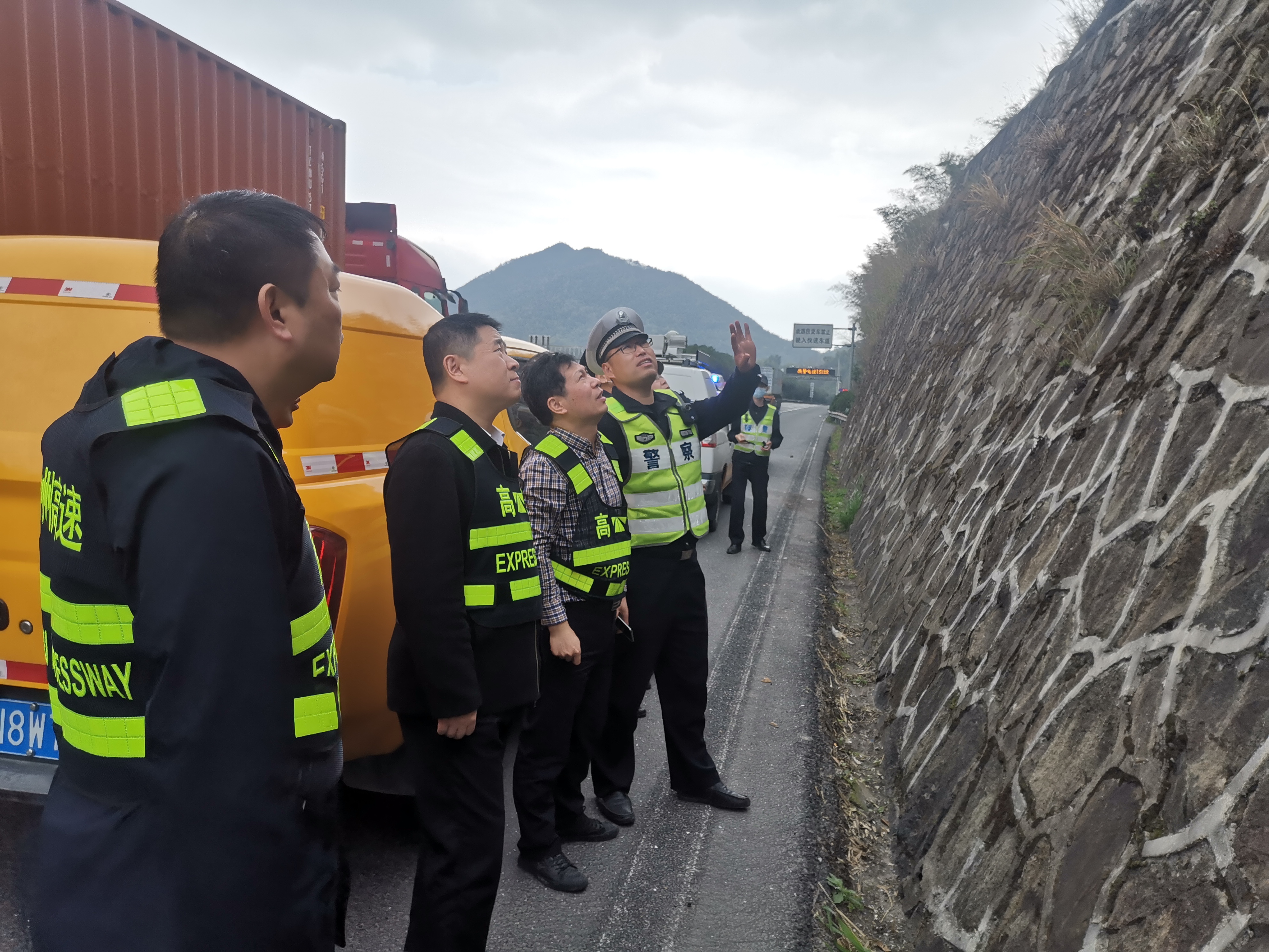 1617757804278484.jpg 圖為對高邊坡進行檢查楊金梁攝.jpg