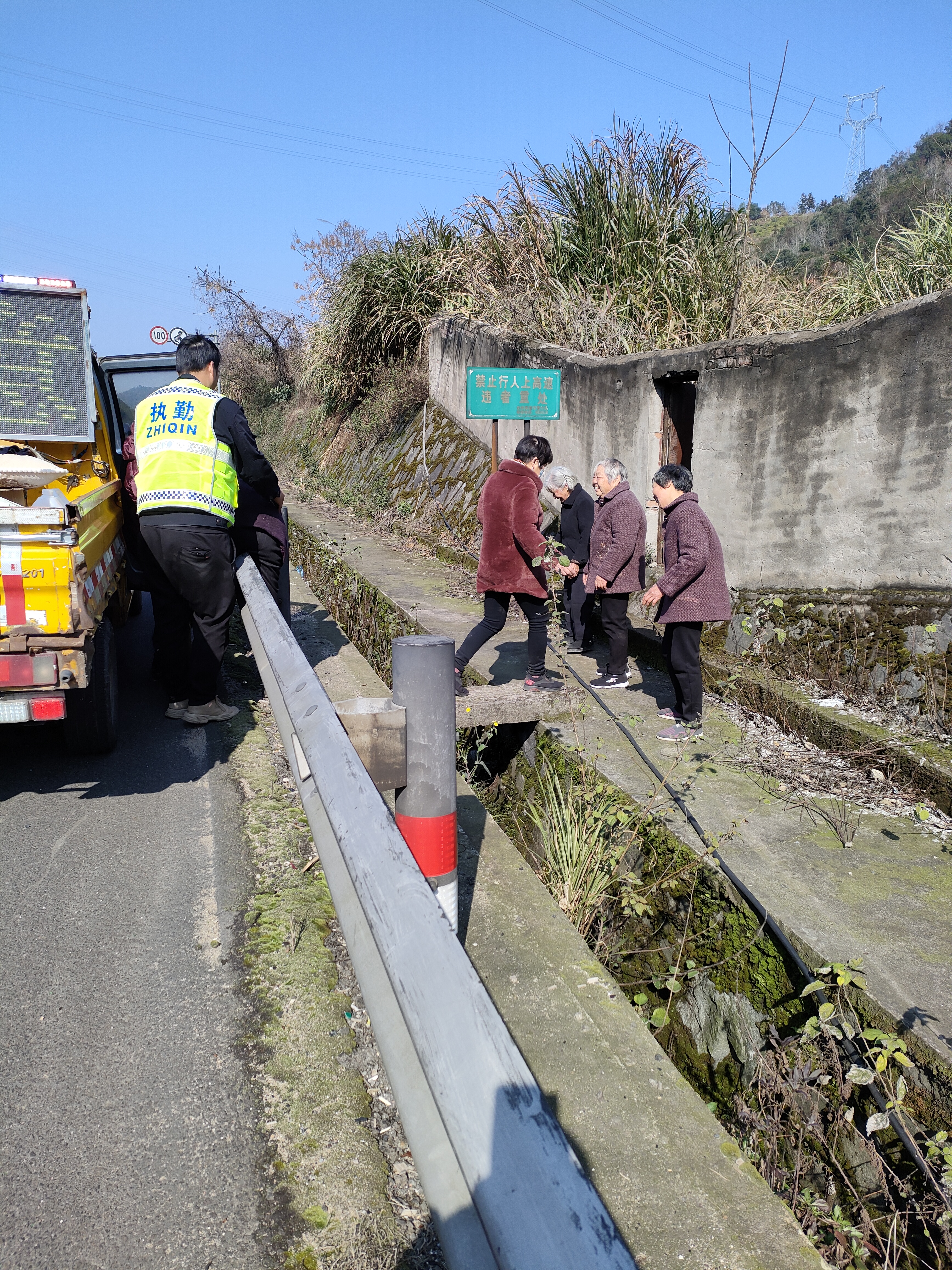 1644395889775450.jpg 2022.02.05護送老太太們離開高速 陳旦平攝.jpg