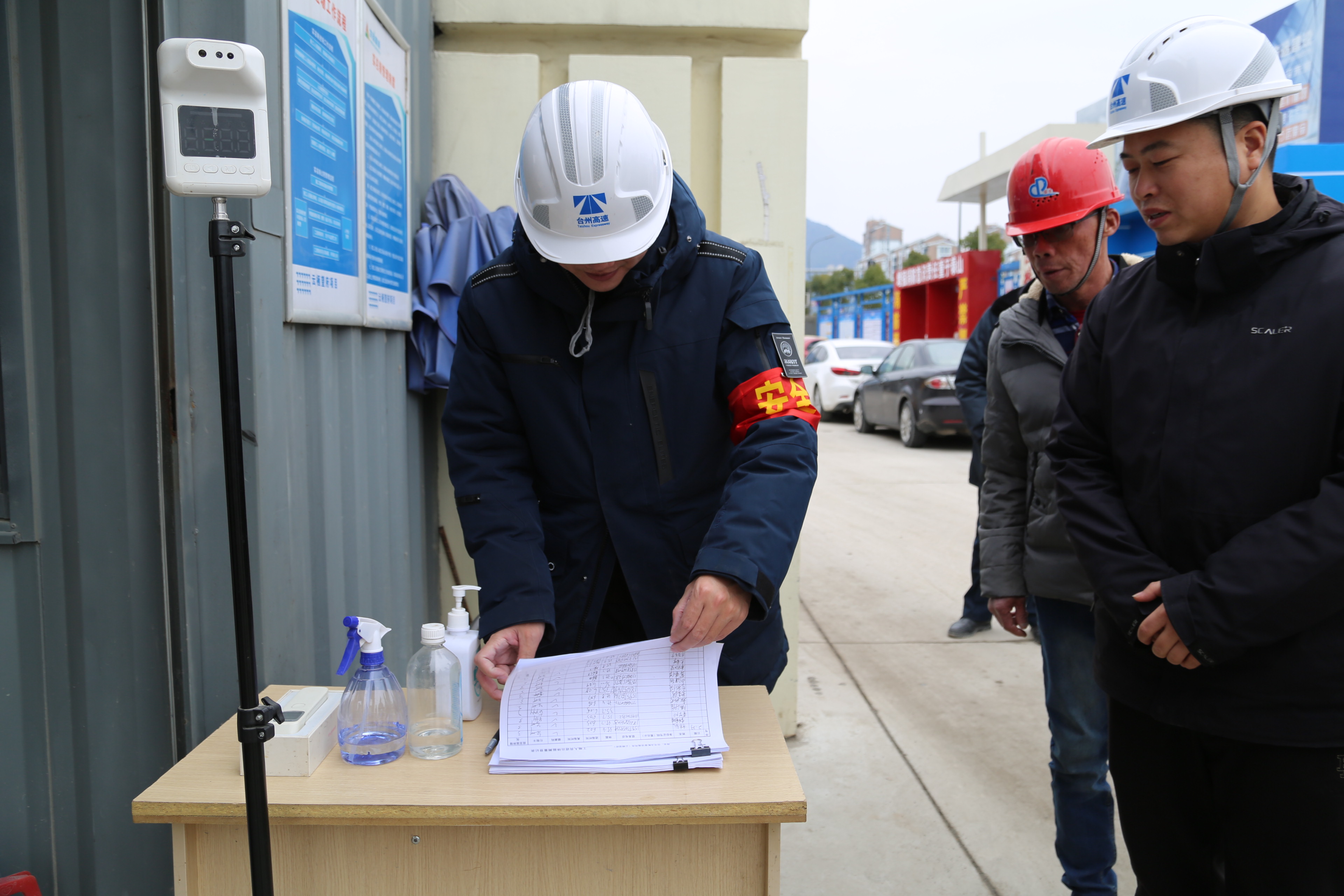 1645758032411729.jpg 圖為 檢查組檢查防疫臺賬.JPG