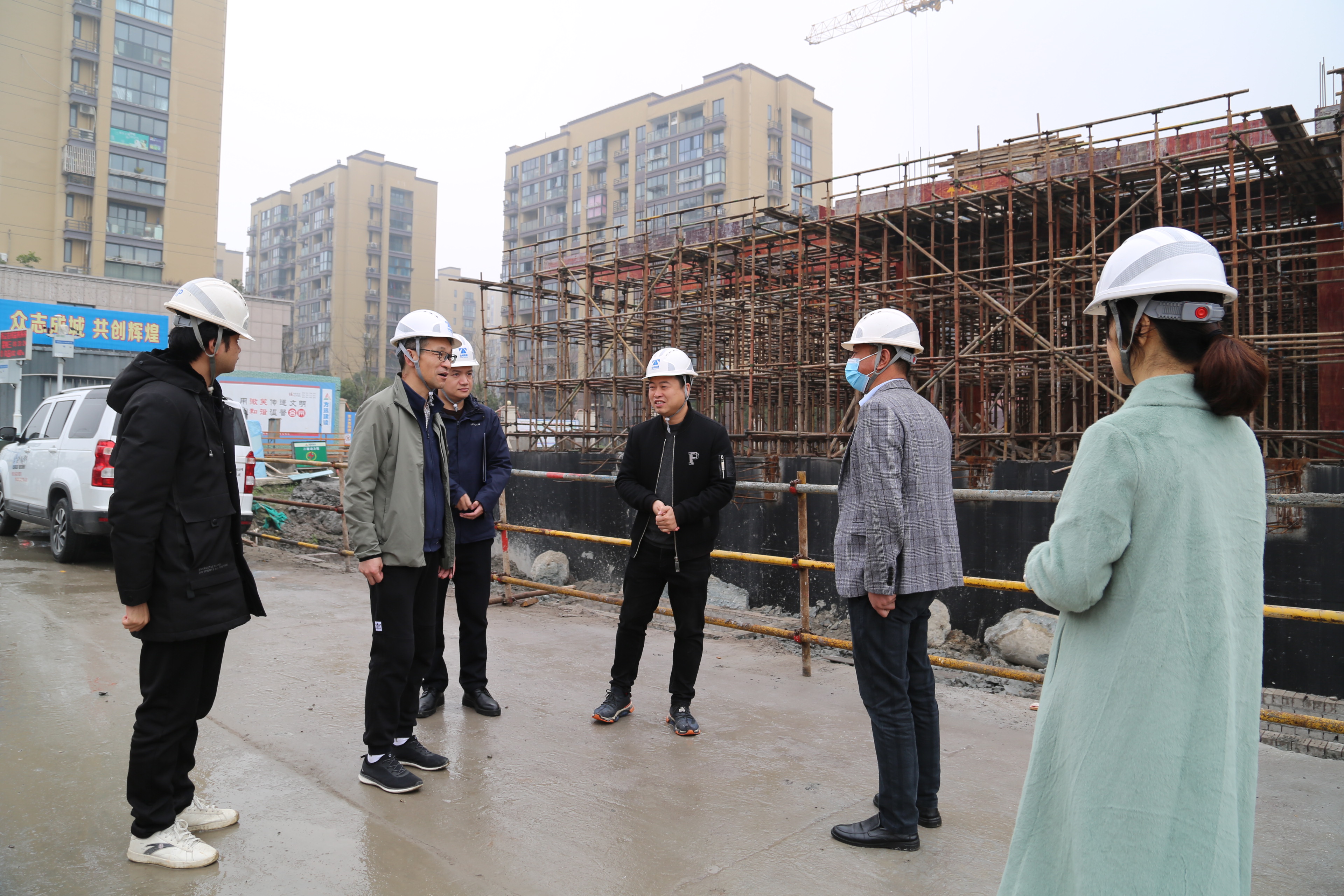 1646275316994417.jpg 圖為 檢查組在項(xiàng)目工地檢查.JPG