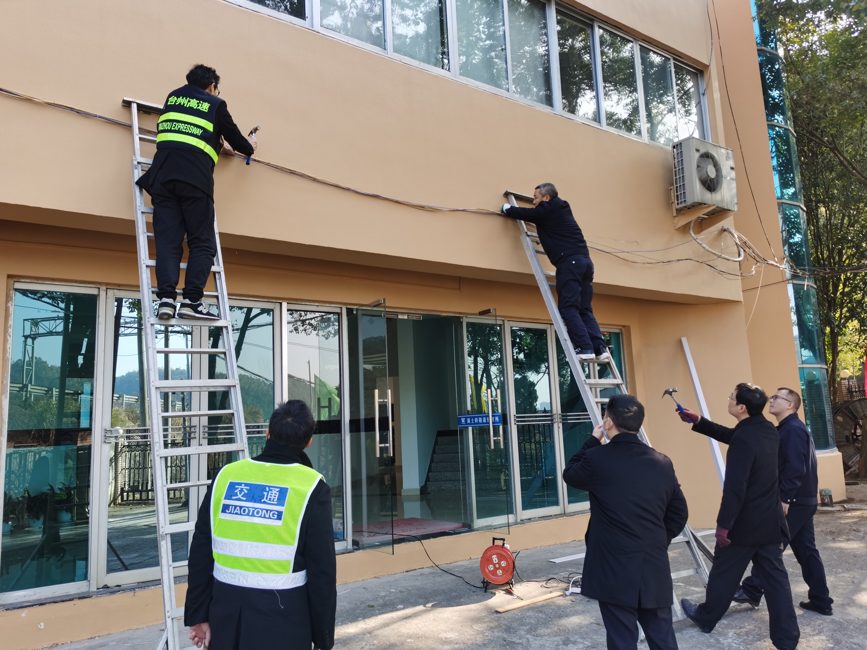 1649918846386518.jpg 執勤一隊整理零亂電線林玲攝.jpg