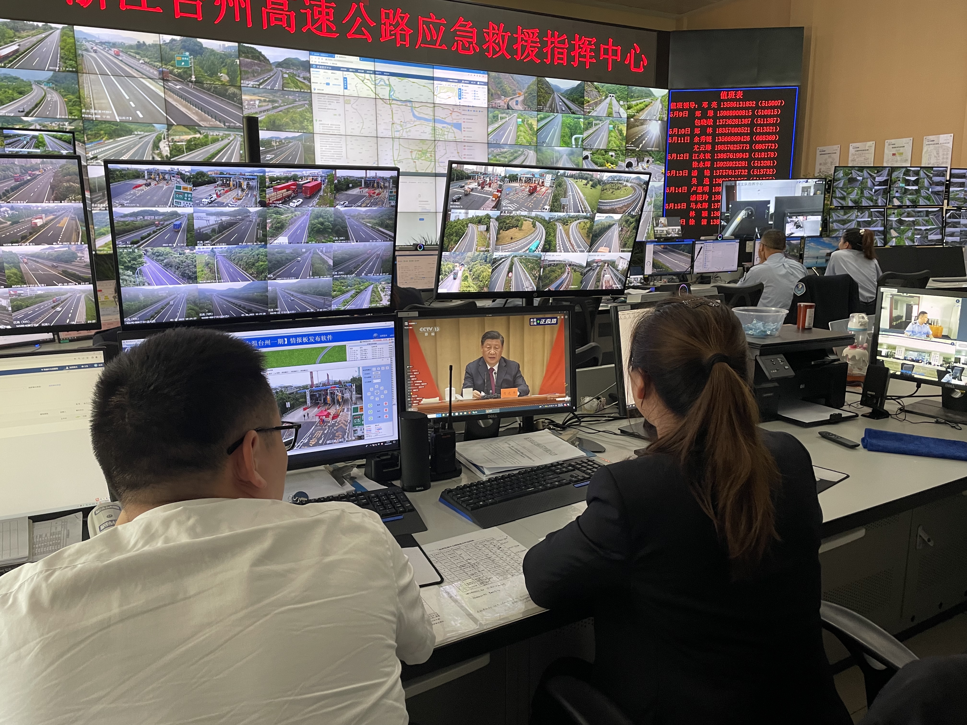 1652239396706702.jpg 監(jiān)控中心團(tuán)員收看大會(huì)直播.jpg