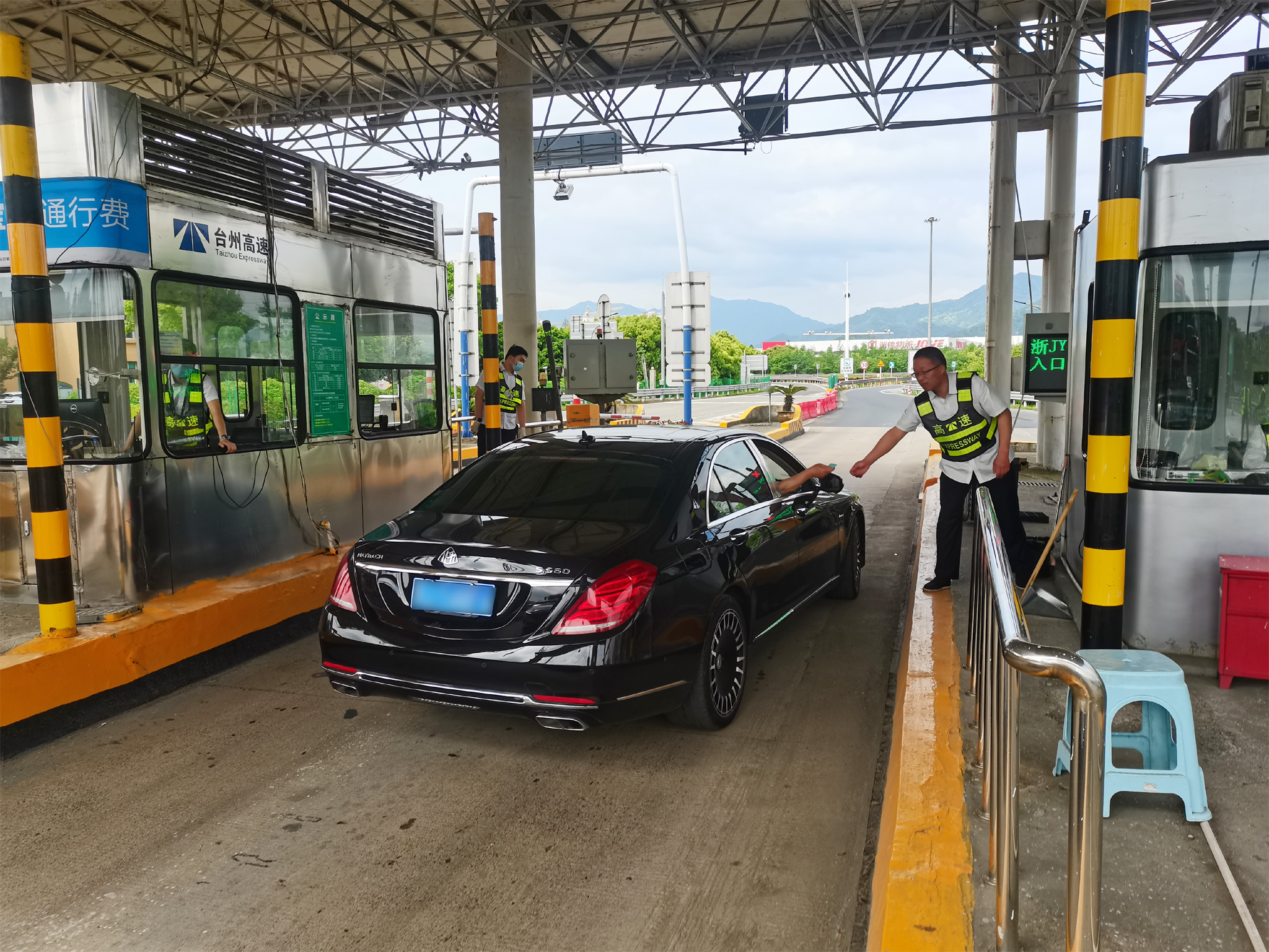 1682269975756372.jpg 一車道多系統(tǒng)使用現(xiàn)場(chǎng).jpg