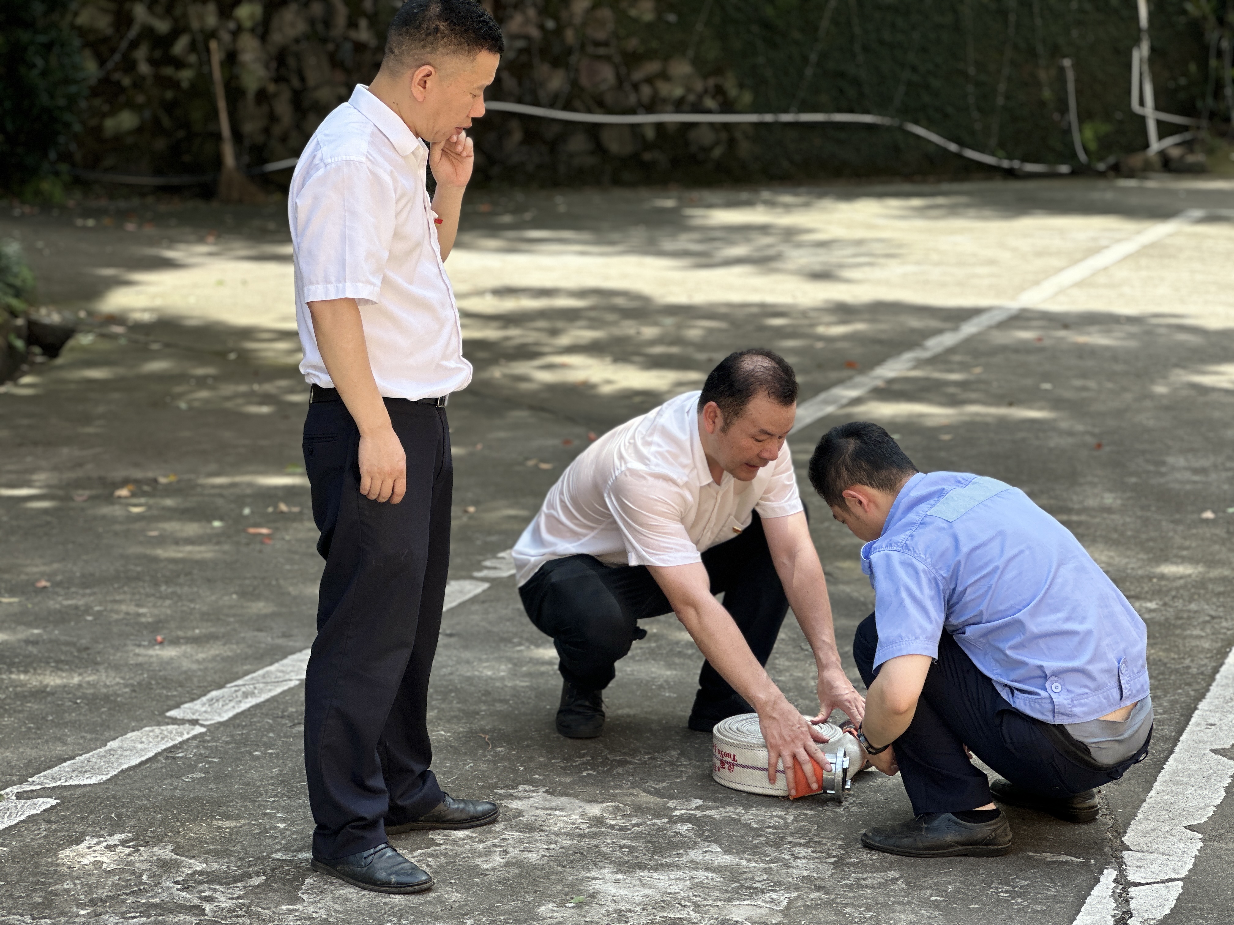 1688085716485633.jpg 應(yīng)錦清指導(dǎo)隊員整理水帶要領(lǐng)林玲攝.jpg