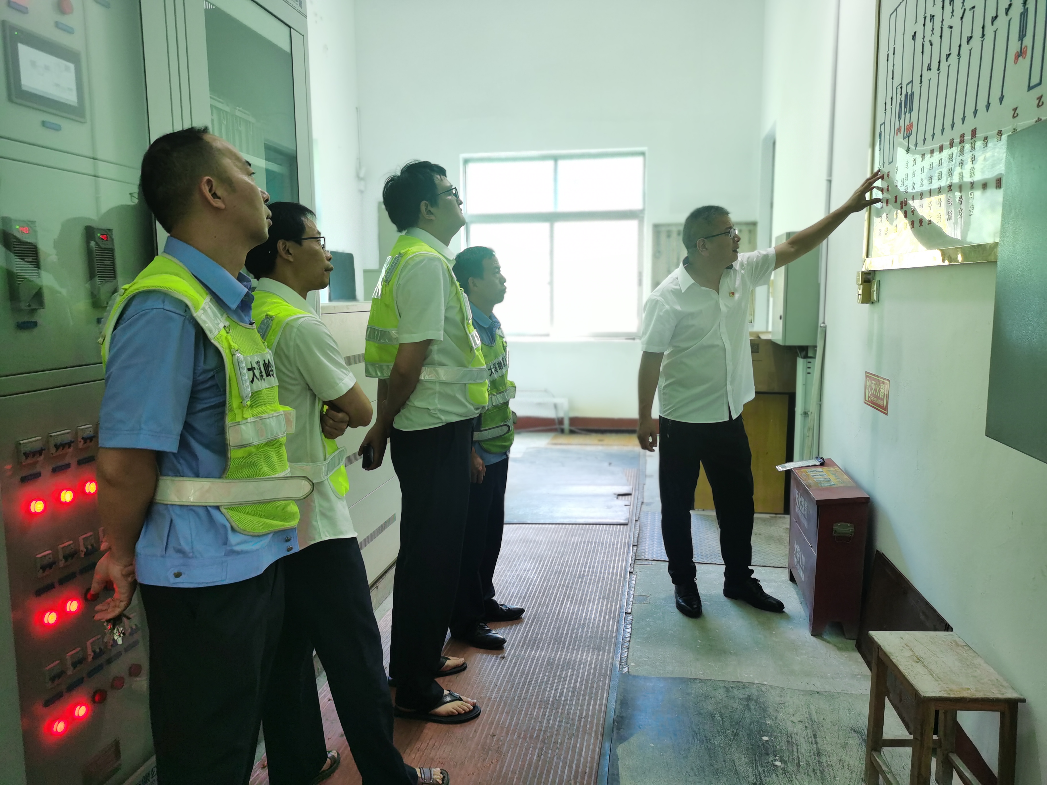 1688603477535399.jpg 講解高壓操作流程 陳智慧攝.jpg