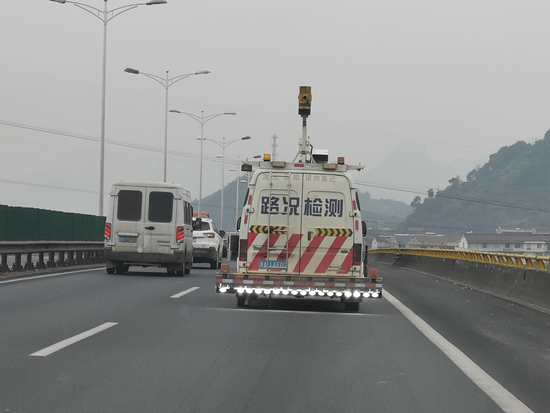 20181226 省公路局委托檢測單位到集團(tuán)所轄路段開展年度路況檢測_副本.png